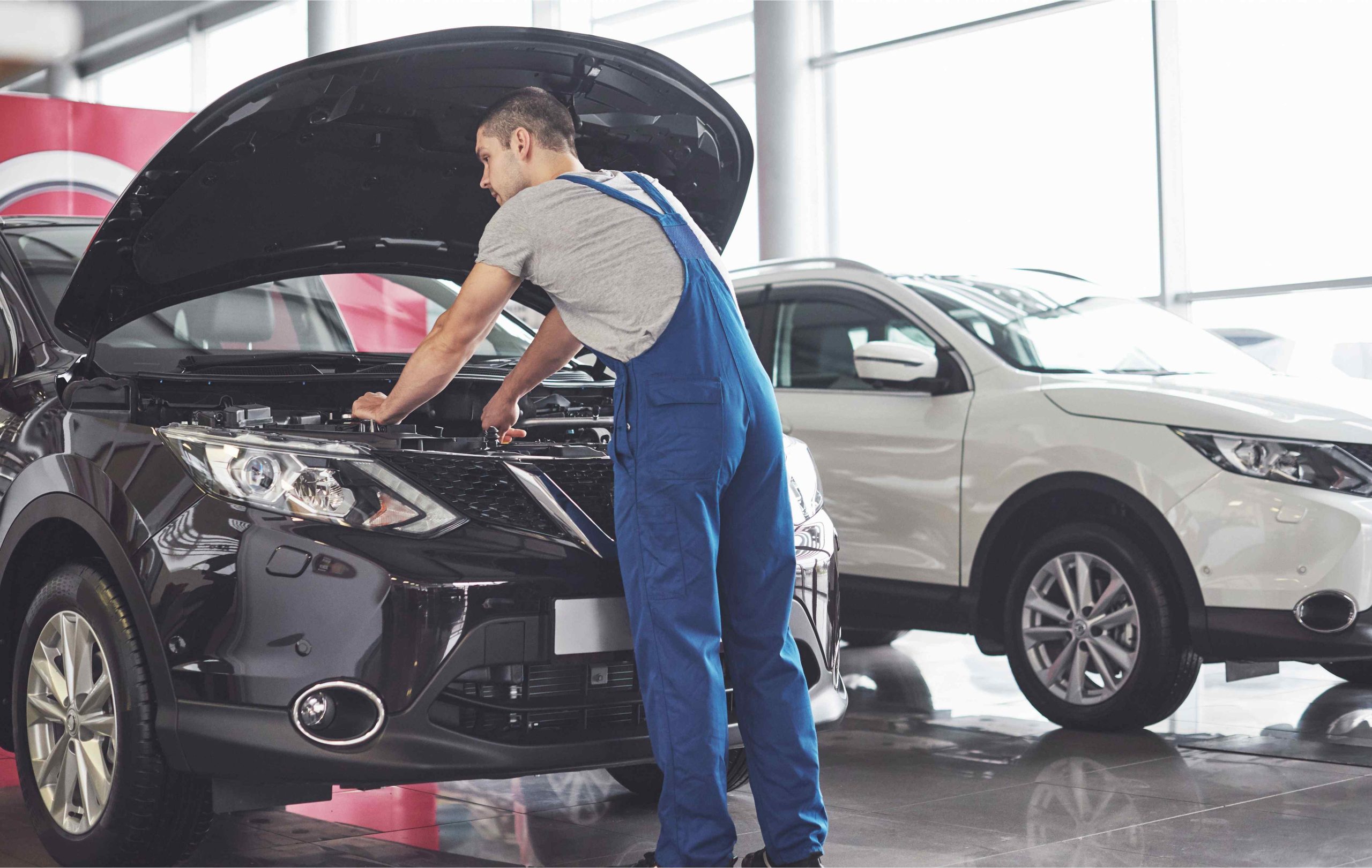 Inspector tehnic verifica masina gri in garaj in vederea acordarii ITP-ului